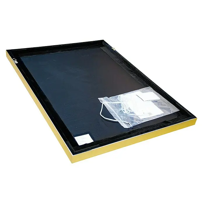ProArt Cuadro Neon Art Leopardo - Leopardo, An x Al: 50 x 70 cm - Parte trasera de un marco de fotos con borde dorado y panel posterior negro, con un colgador y una bolsa transparente de accesorios.