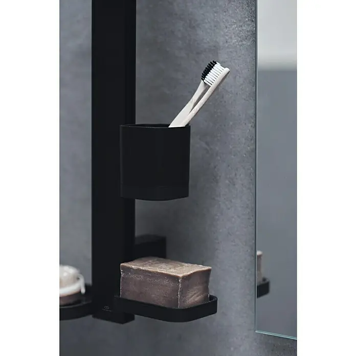 Ideal Standard Kosmetikspiegel Beauty Bar - 31 x 71,7 cm, Durchmesser: 20,5 cm, Rund, Schwarz - Schwarze Duschablage mit Becher und Seifenschale, enthält zwei Holzzahnbürsten und ein Stück Seife.