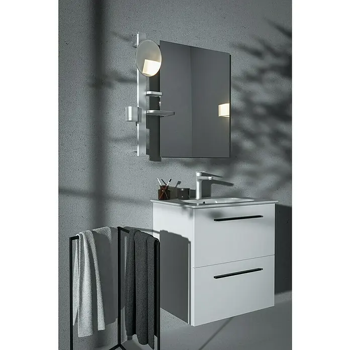 Ablagespiegel - B x H: 310,5 x 717 mm, Silber - Moderne Badezimmer-Einrichtung: weißer Waschtisch mit Waschbecken und silberner Armatur, Wandspiegel mit Lichtern und Ablagen, Handtuchhalter mit Handtüchern.