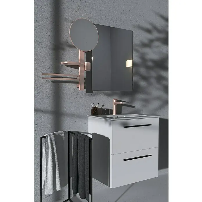 Ideal Standard Kosmetikspiegel Beauty Bar - 58 x 71,7 cm, Durchmesser: 32 cm, Rund, Rosa - Moderne weiße Badmöbel mit roséfarbener Armatur und passendem wandmontiertem Spiegelregal, daneben ein schwarzer Handtuchhalter.