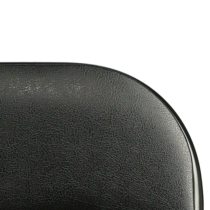 Silla plegable - Negro, Polipiel/Metal - Primer plano de una superficie de cuero sintético negro texturizado, posiblemente el asiento o respaldo de una silla.