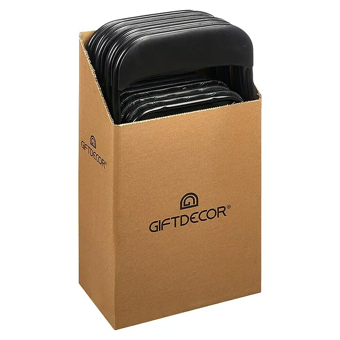 Silla plegable - Negro, Polipiel/Metal - Múltiples sillas plegables negras apiladas dentro de una caja de cartón marrón con el logotipo GIFTDECOR.