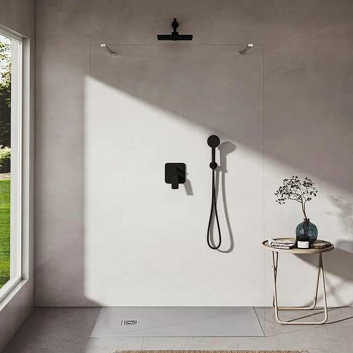 Ideal Standard Alu+ Handbrause Ideal Rain - Durchmesser: 10 cm, Schwarz - Mattschwarzes Duschset mit Kopfbrause, Handbrause und Mischer, installiert über einer hellgrauen Duschwanne im modernen Bad.