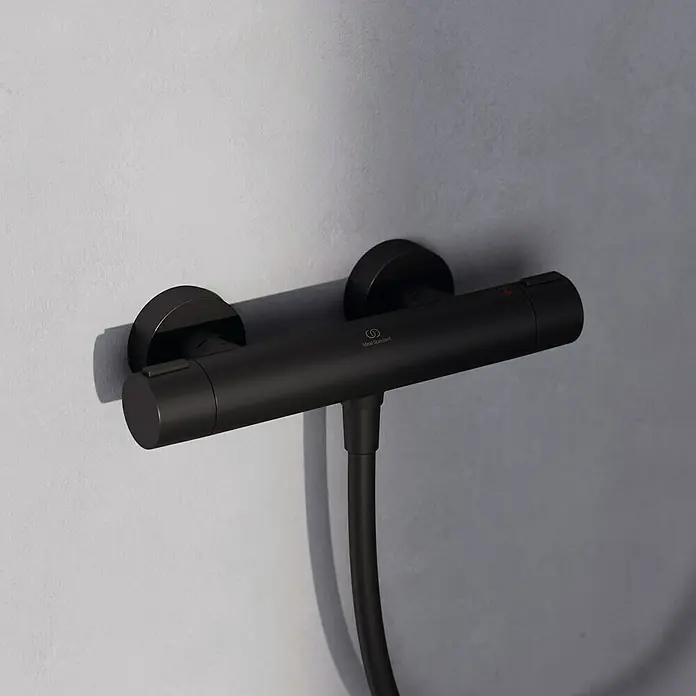 Ideal Standard Alu+ Duschsystem Ceratwist BE213 - Lochabstand: 60 cm, Form Kopfbrause: Eckig, Schwarz - Schwarzer wandmontierter Duschthermostat mit angeschlossenem Schlauch.