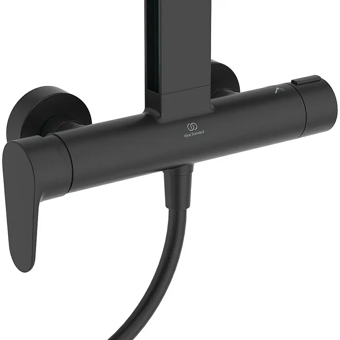 Ideal Standard Alu+ Duschsystem Ceraflow BD584XG - Lochabstand: 60 cm, Anzahl Strahlarten: 2 Stk., Schwarz, Form Kopfbrause: Rund - Schwarze thermostatische Duscharmatur mit Hebelgriff und Schlauchanschluss, Ideal Standard Logo.
