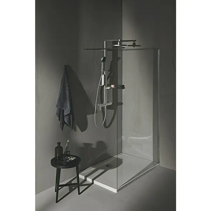 Ideal Standard Alu+ Handbrause Ideal Rain - Durchmesser: 10 cm, Silber - Modernes Duschsystem in Silber mit Glasduschkabine und weißer Duschwanne.