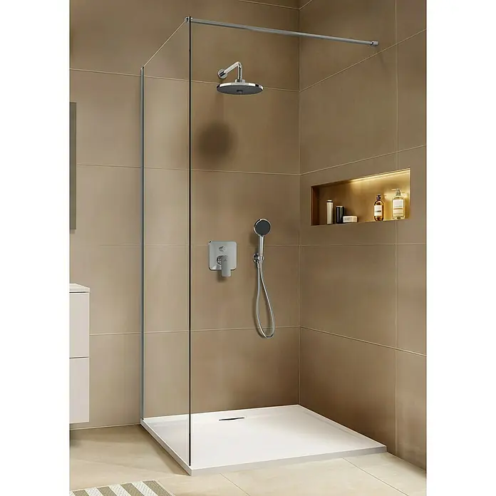 Ideal Standard Alu+ Handbrause Ideal Rain - Durchmesser: 10 cm, Chrom - Moderne begehbare Dusche mit Glaswand, Chrom-Duschsystem und weißer Duschwanne in einem gefliesten Bad.