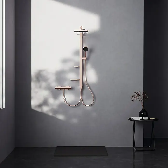Ideal Standard Alu+ Duschsystem Ceratwist BE213 - Lochabstand: 60 cm, Form Kopfbrause: Eckig, Rosé - Roségoldenes Duschsystem mit Kopf- und Handbrause sowie integrierten Bedienelementen im modernen Bad.