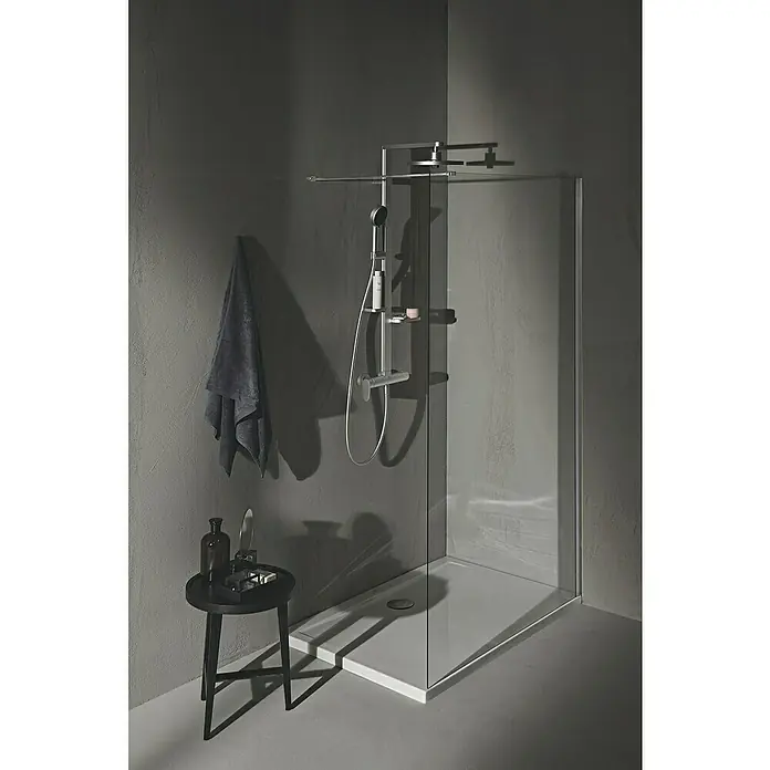 Ideal Standard Alu+ Duschsystem Ceraflow BD584SI - Lochabstand: 60 cm, Anzahl Strahlarten: 2 Stk., Silber, Form Kopfbrause: Rund - Moderne Duschkabine mit Glaswand, weißer Wanne, Chromarmaturen und Handbrause.