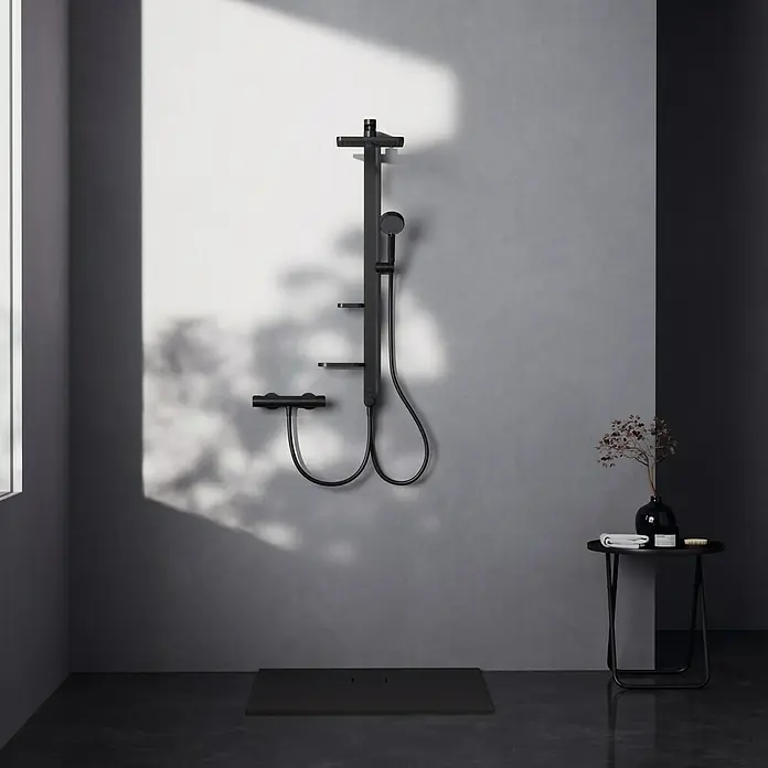 Ideal Standard Alu+ Duschsystem Ceratwist BE213 - Lochabstand: 60 cm, Form Kopfbrause: Eckig, Schwarz - Schwarzes Duschsystem mit passender Duschwanne in einem modernen, minimalistischen Badezimmer.