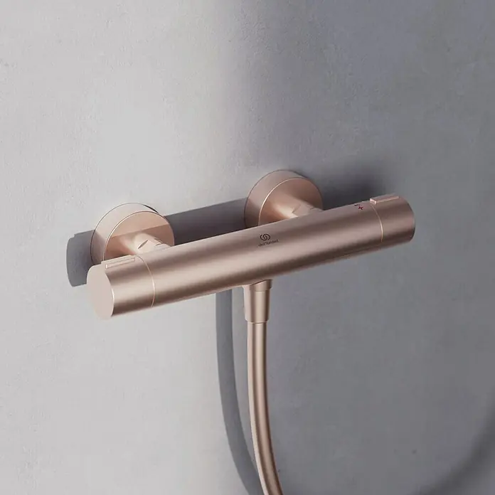 Ideal Standard Alu+ Duschsystem Ceratwist BE213 - Lochabstand: 60 cm, Form Kopfbrause: Eckig, Rosé - Wandmontierter Roségold-Thermostat-Duschmischer mit angeschlossenem Duschschlauch.