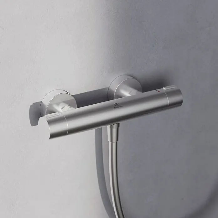 Ideal Standard Alu+ Duschsystem Ceratwist BE213 - Lochabstand: 60 cm, Form Kopfbrause: Eckig, Silber - Matt silberner Thermostat-Duschmischer, wandmontiert, mit angeschlossenem Brauseschlauch.