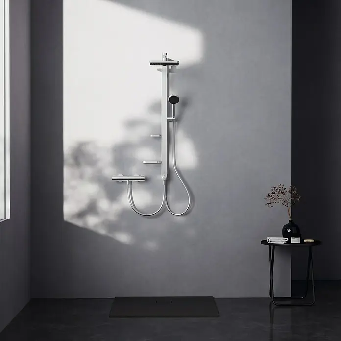 Ideal Standard Alu+ Duschsystem Ceratwist BE213 - Lochabstand: 60 cm, Form Kopfbrause: Eckig, Silber - Silber-schwarzes Duschsystem mit Thermostatmischer, Handbrause und Kopfbrause, in einem modernen Badezimmer installiert.