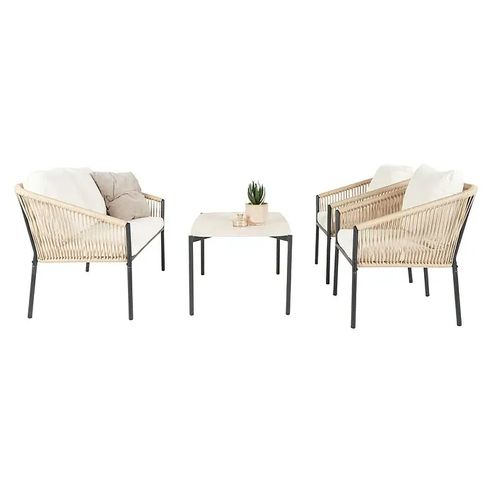 Conjunto de muebles Echo - 4 pzs., Acero/Cuerda, Beige/Negro - Set de patio exterior con dos sillas de cuerda beige, cojines blancos y una mesa cuadrada clara con planta y jarrón.