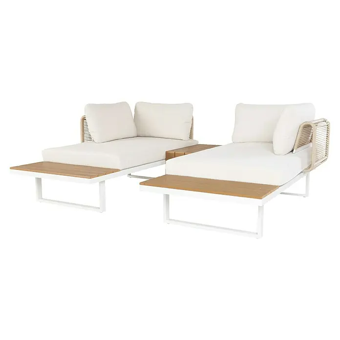 Conjunto de muebles Lynne - 3 pzs., Aluminio/Polywood/Poliéster, Blanco/Beige - Dos sillones modulares de exterior blancos con mesas auxiliares de madera clara y reposabrazos trenzados, cojines blancos sobre marcos metálicos.