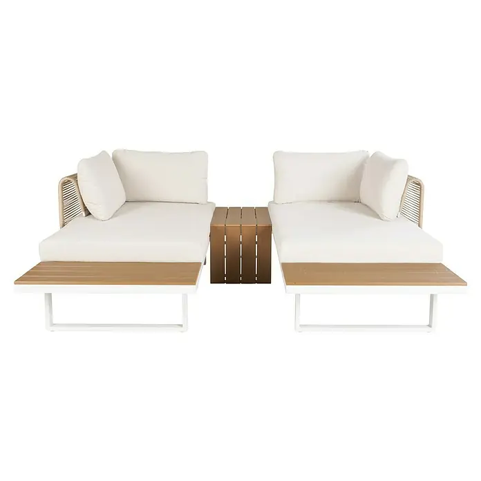Conjunto de muebles Lynne - 3 pzs., Aluminio/Polywood/Poliéster, Blanco/Beige - Conjunto de salón exterior con dos tumbonas de cojines blancos, reposabrazos trenzados, bases de listones de madera, estructuras blancas y mesa auxiliar a juego.