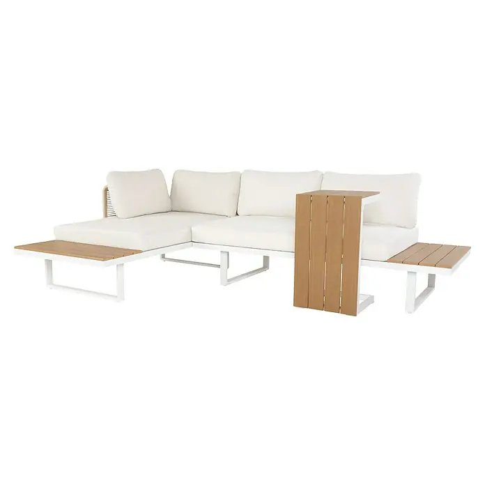 Conjunto de muebles Lynne - 3 pzs., Aluminio/Polywood/Poliéster, Blanco/Beige - Sofá seccional de exterior blanco con mesas auxiliares de lamas marrones claras y mesa en C a juego, con cojines blancos mullidos.