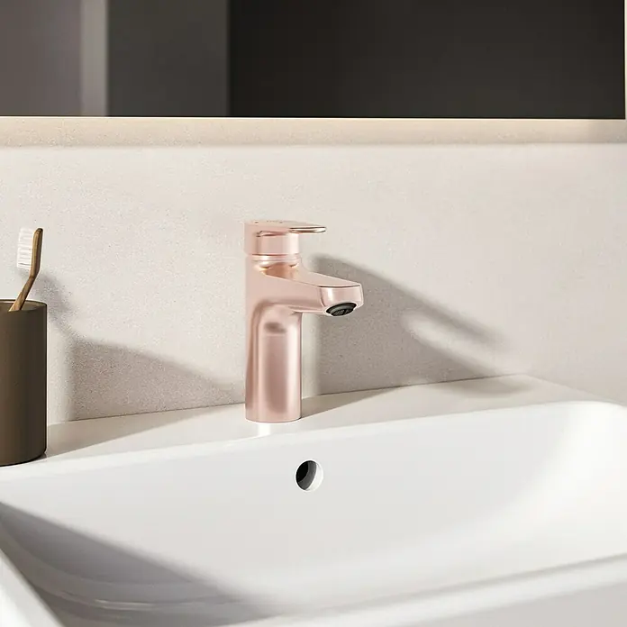 Ideal Standard Alu+ Waschtischarmatur - Höhe: 160 cm, Rosé - Roségoldene Armatur in einem modernen Waschbecken, neben einer Zahnbürste.