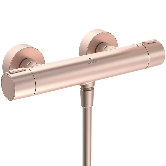 Ideal Standard Alu+ Brausegarnitur Ceratherm - Lochabstand: 40 cm - 50 cm, Art Strahl: SilkRain, Rain, Rosé - Wandmontierter Thermostat-Duschmischer in Roségold mit horizontaler Stange, Bedienelementen und Ideal Standard-Branding.