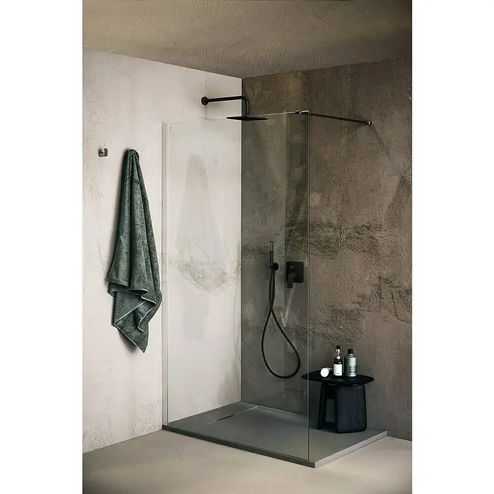 Ideal Standard Alu+ Kopfbrause Idealrain - B x L: 260 x 260 mm, 12 l/min, Schwarz - Schwarzer quadratischer Duschkopf, Handbrause und Mischer in einer minimalistischen Dusche mit Glaswand und grauer Wanne.