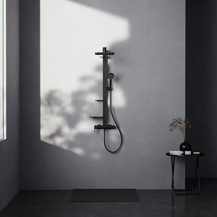 Ideal Standard Alu+ Duschsystem Ceraflow BE204XG - Lochabstand: 60 cm, Anzahl Strahlarten: 2 Stk., Schwarz, Form Kopfbrause: Eckig - Schwarzes Duschsystem mit Handbrause und integrierten Ablagen.