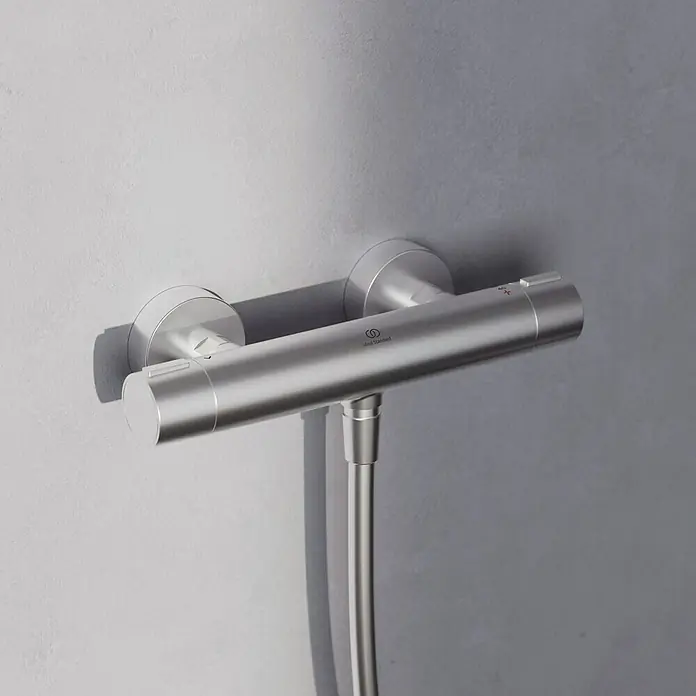 Ideal Standard Alu+ Brausegarnitur Ceratherm - Lochabstand: 40 cm - 50 cm, Art Strahl: SilkRain, Rain, Silber - Wandmontierter Thermostat-Duschmischer aus gebürstetem Chrom mit Schlauchanschluss.