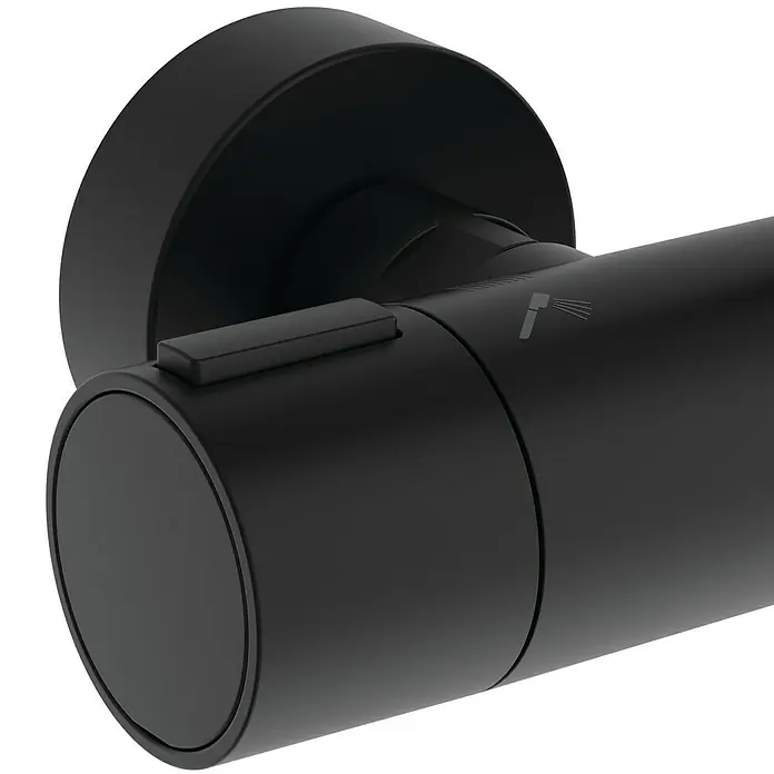 Ideal Standard Alu+ Duschsystem Ceratherm - Form Kopfbrause: Eckig, Lochabstand: 600 mm, Anzahl Strahlarten: 2 Stk., Schwarz - Matt schwarzer, zylindrischer Duschmischer mit Wandbefestigung, rechteckigem Knopf und Duschstrahl-Symbol.