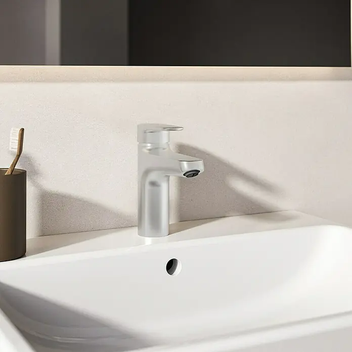 Ideal Standard Alu+ Waschtischarmatur - Höhe: 160 cm, Silber - Satinierte Chromarmatur an einem weißen Waschbecken im modernen Badezimmer.