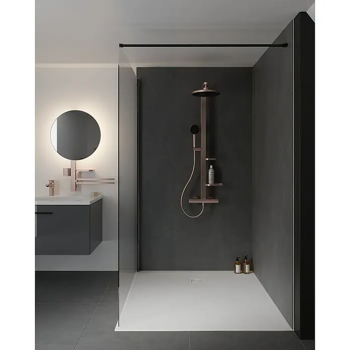 Ideal Standard Alu+ Ablagespiegel - B x H: 640 x 817 mm, Rosé - Modernes Duschsystem mit roségoldenen Armaturen und weißer Duschwanne in einem zeitgenössischen Badezimmer.