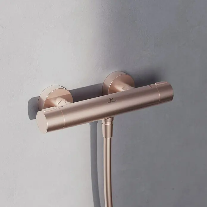 Ideal Standard Alu+ Brausegarnitur Ceratherm - Lochabstand: 40 cm - 50 cm, Art Strahl: SilkRain, Rain, Rosé - Gebürsteter Roségold-Thermostat-Duschmischer, wandmontiert.