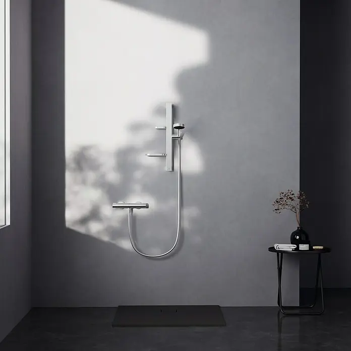 Ideal Standard Alu+ Brausegarnitur Ceratherm - Lochabstand: 40 cm - 50 cm, Art Strahl: SilkRain, Rain, Silber - Chrom-Duschsystem mit Handbrause und dunkler Duschwanne in einem minimalistischen Bad.