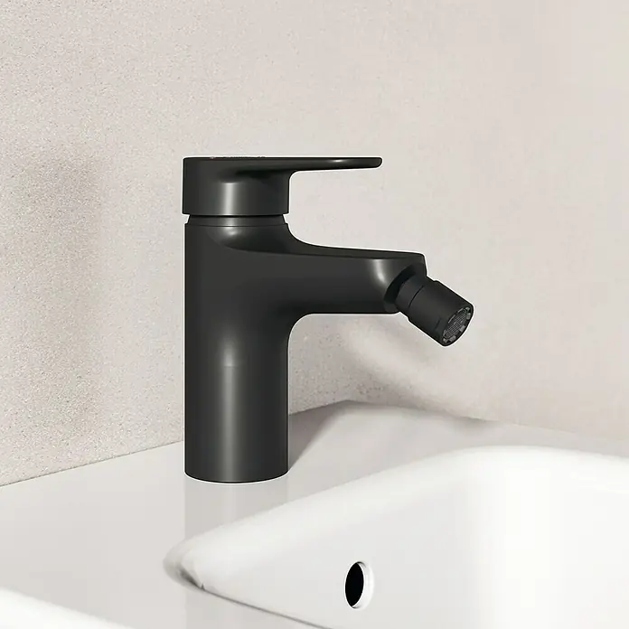 Ideal Standard Alu+ Bidetarmatur - Höhe: 140 mm, Schwarz - Mattschwarze Bidetarmatur mit integriertem Spray auf einem weißen Waschbecken.