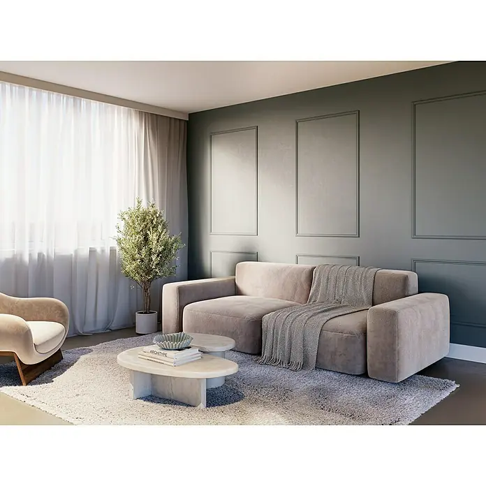 Wandleiste Set - Fläche 120x70cm, Weiß, MDF, Höhe: 1,3 cm, Breite: 2,9 cm - Ein gemütliches Wohnzimmer mit einem beigen Ecksofa, einem flauschigen hellen Teppich und zwei Marmor-Couchtischen.