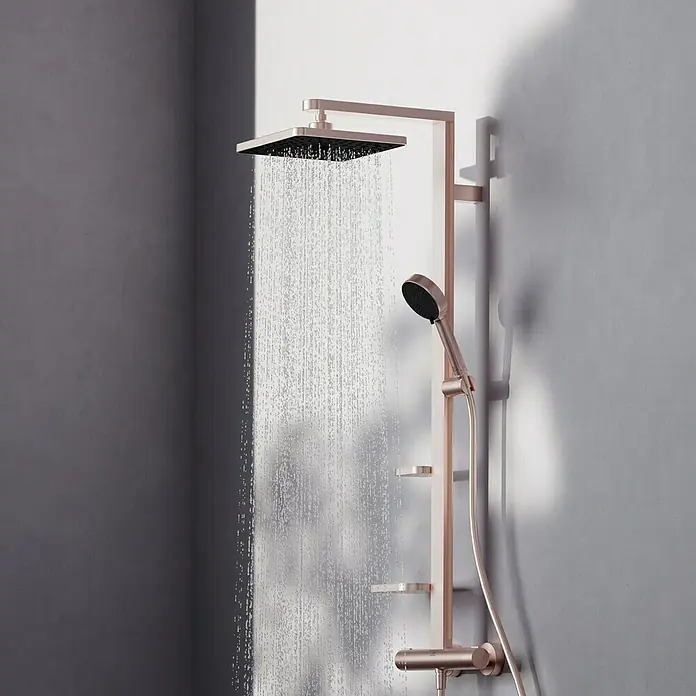 Ideal Standard Alu+ Duschsystem Ceratherm - Anzahl Strahlarten: 2 Stk., Rosé - Roségoldenes Duschsystem mit quadratischem Regenduschkopf, der Wasser sprüht, einer Handbrause und integrierten Ablagen im modernen Bad.