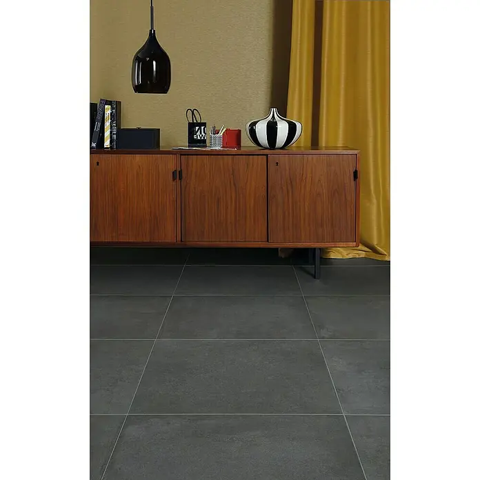 DryTile Feinsteinzeugfliese Studio Asphalt - 60 x 60 cm, Anthrazit, Matt - Großformatige dunkelgraue Bodenfliesen mit feinen Fugen in einem modernen Wohnraum.