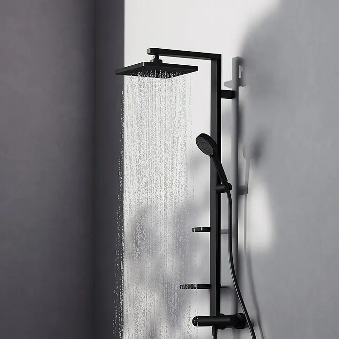 Ideal Standard Alu+ Duschsystem Ceratherm - Anzahl Strahlarten: 2 Stk., Schwarz - Schwarzes Duschsystem mit quadratischem Regenduschkopf und Handbrause, Wasser strömt.
