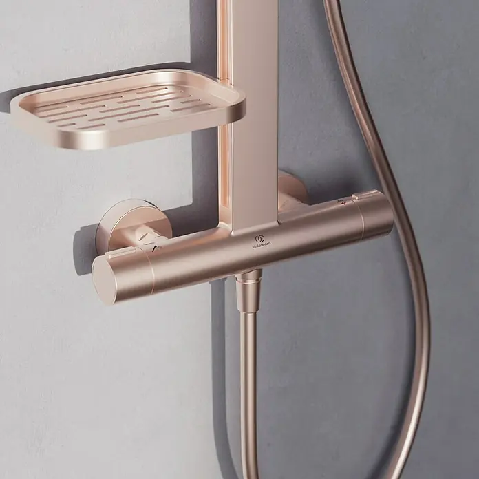 Ideal Standard Alu+ Duschsystem Ceratherm - Anzahl Strahlarten: 2 Stk., Rosé - Roségoldener Thermostat-Duschmischer mit Brauseschlauch und integriertem Ablagefach.