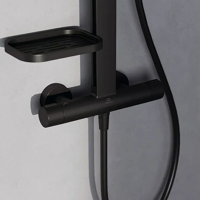 Ideal Standard Alu+ Duschsystem Ceratherm - Anzahl Strahlarten: 2 Stk., Schwarz - Matt schwarzes Duschsystem mit integrierter Seifenschale, Thermostatmischer und Brauseschlauch.