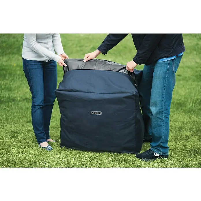 Intex Pure Spa Mobil-Whirlpool Greystone Deluxe - L x B x H: 196 x 196 x 71 cm, Grau, 1.098 l - Dunkelblaue Intex-Stoffhülle wird von zwei Personen im Freien gehandhabt.