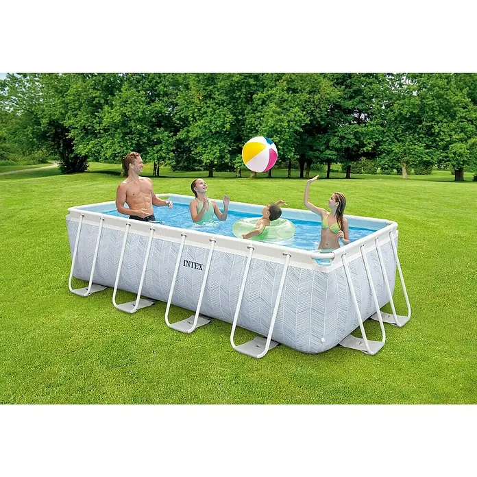 Intex Frame-Pool Prism Chevron - L x B x H: 400 x 200 x 100 cm, Blau, 6.840 l - Rechteckiger Aufstellpool mit blau-weißem Fischgrätmuster, eine Familie spielt mit einem Wasserball.
