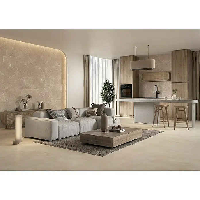 Wandfliese Benora - 39,8 x 119,8 cm, Beige Base, Matt - Modernes offenes Wohnzimmer und Küche in neutralen Tönen. Mit hellem Sofa, Holzmöbeln und einer Betoninsel mit Barhockern.
