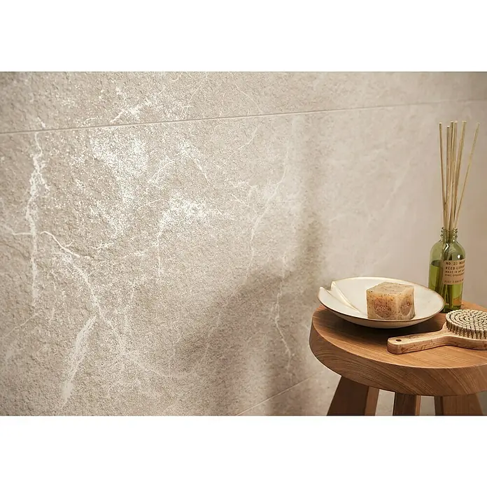 Wandfliese Benora - 39,8 x 119,8 cm, Ivory Struktur, Matt - Beige Wandfliesen in Natursteinoptik mit weißer Maserung und strukturierter Oberfläche, für ein ruhiges Badambiente.