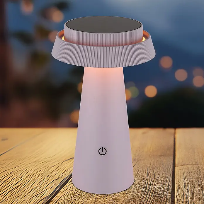 Globo Solar-Tischleuchte Pokal - 4 W, Rosa, IP54, Ø x H: 140 x 225 mm - Hellrosa tragbare Tischlampe mit geripptem Schirm und Power-Taste auf einem Holztisch im Freien.