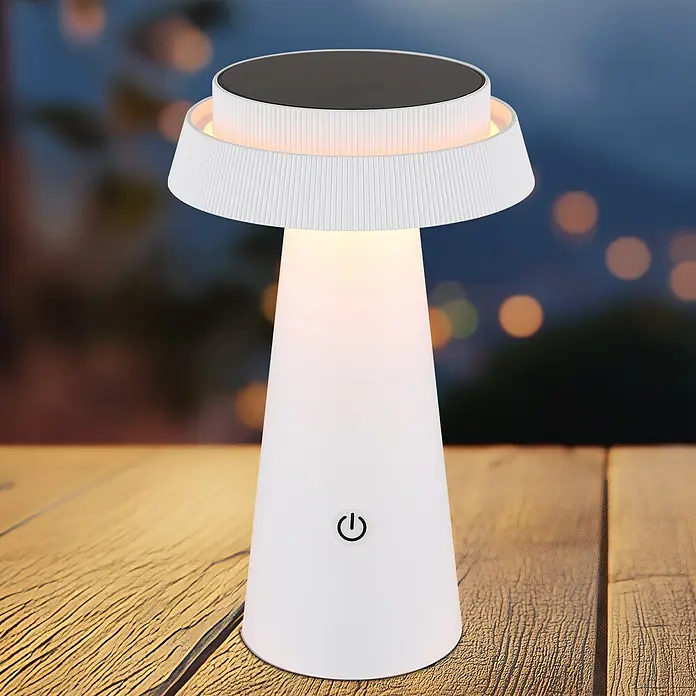 Globo Solar-Tischleuchte Pokal - 4 W, Weiß, IP54, Ø x H: 140 x 225 mm - Weiße, beleuchtete konische Tischlampe mit plissiertem Schirm und Power-Button-Symbol auf Holztisch, nachts im Freien.