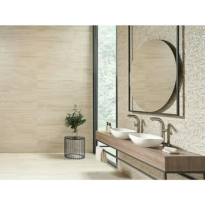 Revestimiento de pared Lumia - 30 x 90 cm, Crema, Rectificado - Baño moderno con tocador doble, dos lavabos blancos sobre encimera de madera y un espejo ovalado enmarcado por azulejos botánicos texturizados.
