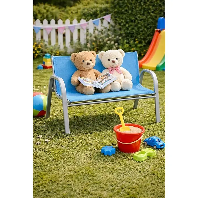 Westerholt Gartenbank Lars -  - Blaue Kinder-Gartenbank mit silbernem Gestell, genutzt von zwei Teddybären, die draußen ein Buch lesen.