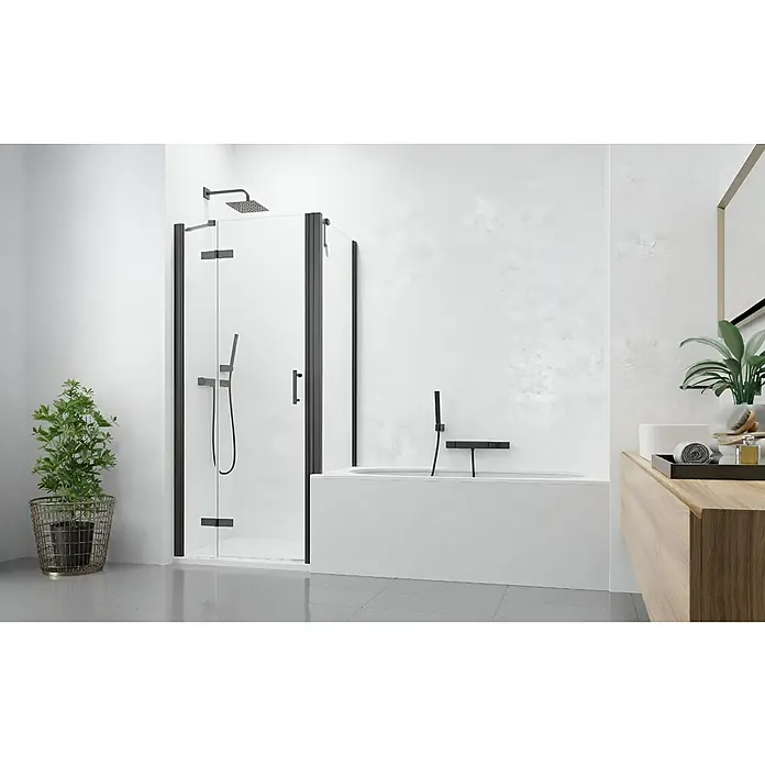 GEO Alu-Verbundplatte - 150 x 255 cm, Marmor Weiß - Modernes Bad mit schwarzgerahmter Glasduschkabine, schwarzer Dusche und freistehender weißer Badewanne mit schwarzer Armatur.