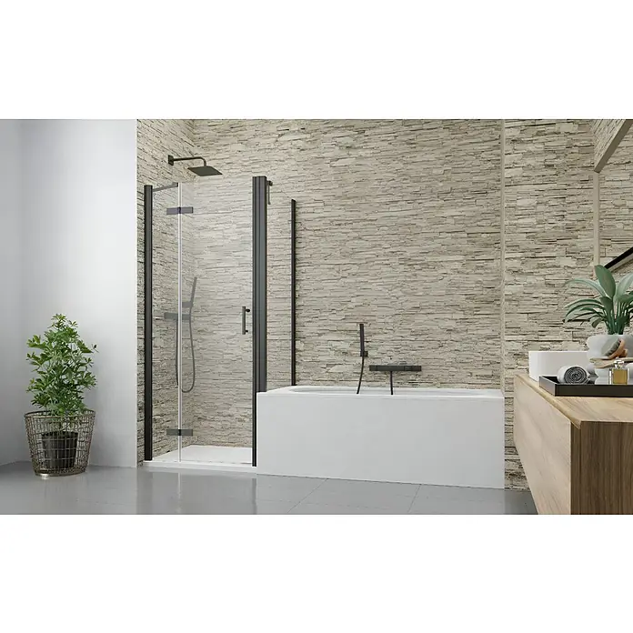 GEO Alu-Verbundplatte - 150 x 255 cm, Stone Sand - Modernes Badezimmer mit schwarzgerahmter Glasdusche, einer weißen freistehenden Badewanne und einem Waschtisch aus Holz mit weißem Waschbecken.