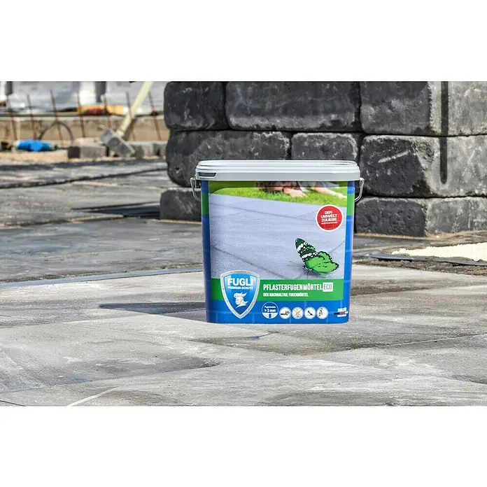 Pflasterfugenmörtel Eco - Grau, 12,5 kg - Blauer und grüner Fugli Pflasterfugenmörtel-Eimer auf grauen Pflastersteinen.