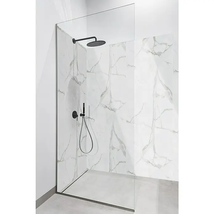 Dumawall+ Revestimiento de pared de PVC Eclipse Gloss - 260 x 90 cm, Blanco - Ducha moderna sin plato con mampara de cristal transparente, azulejos efecto mármol blanco y grifería negra mate.